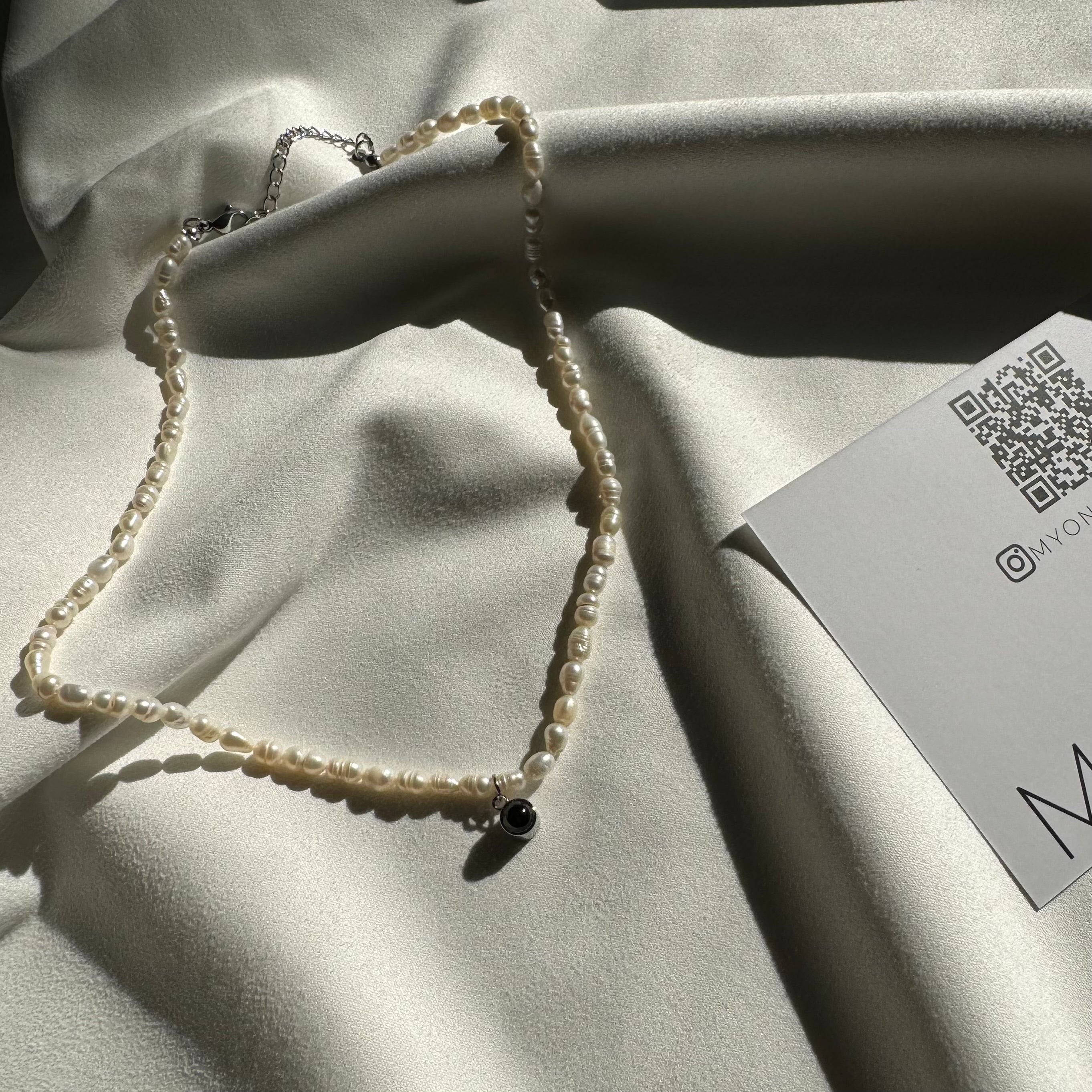 שרשרת פנינים טבעיות דקה עם תמונה מוצפנת