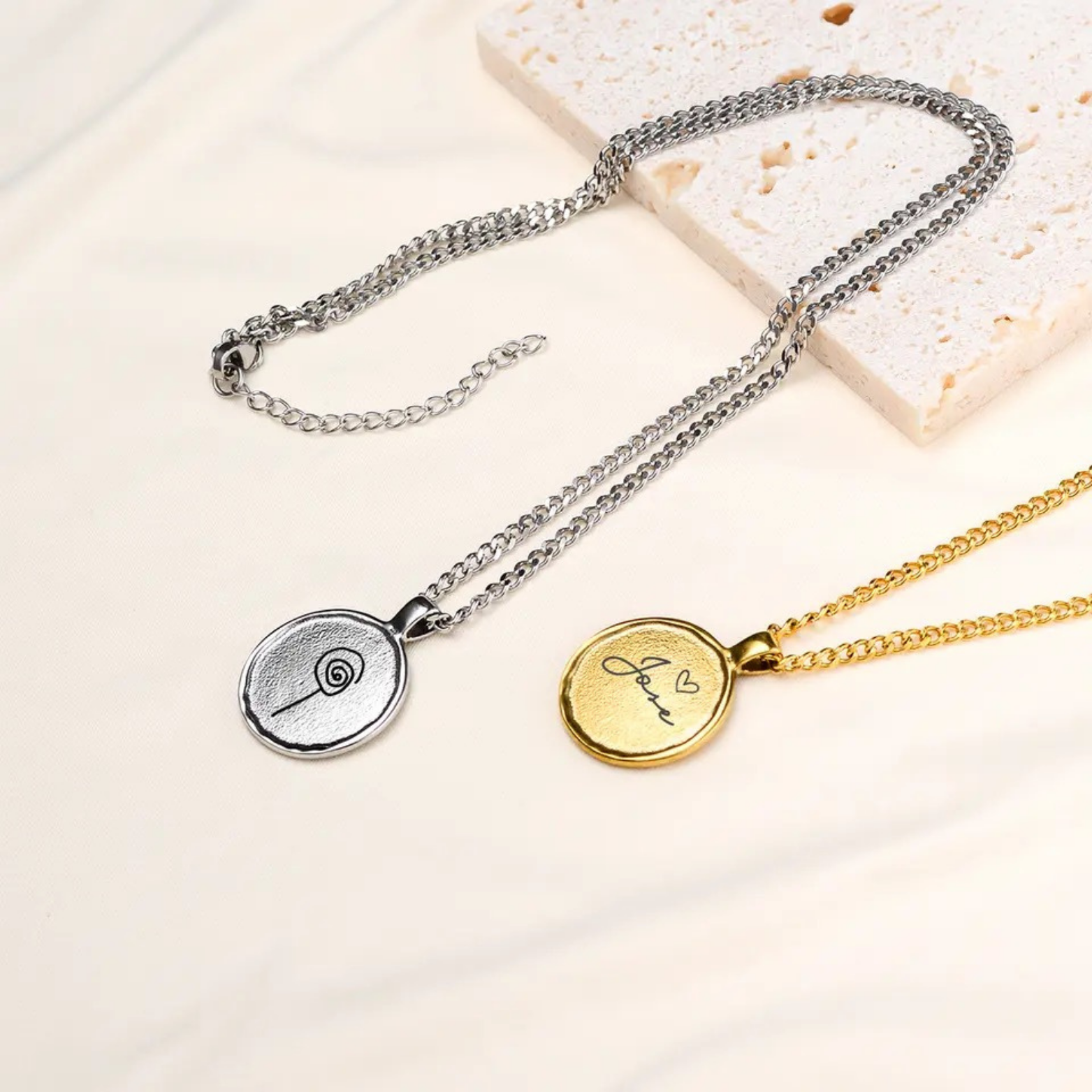 שרשרת חריטה בצירוף צ׳ארם התמונה המוצפנת