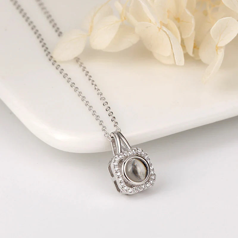 שרשרת ריבוע זרקונים עם תמונה מוצפנת