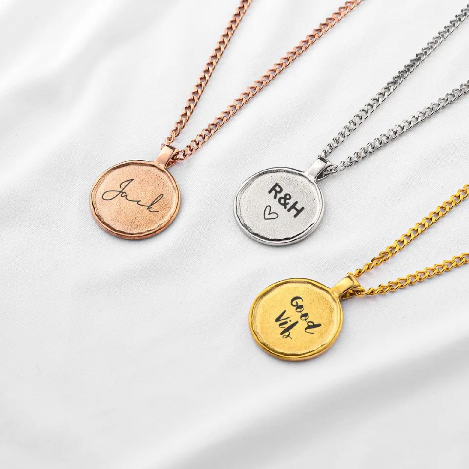 שרשרת חריטה בצירוף צ׳ארם התמונה המוצפנת