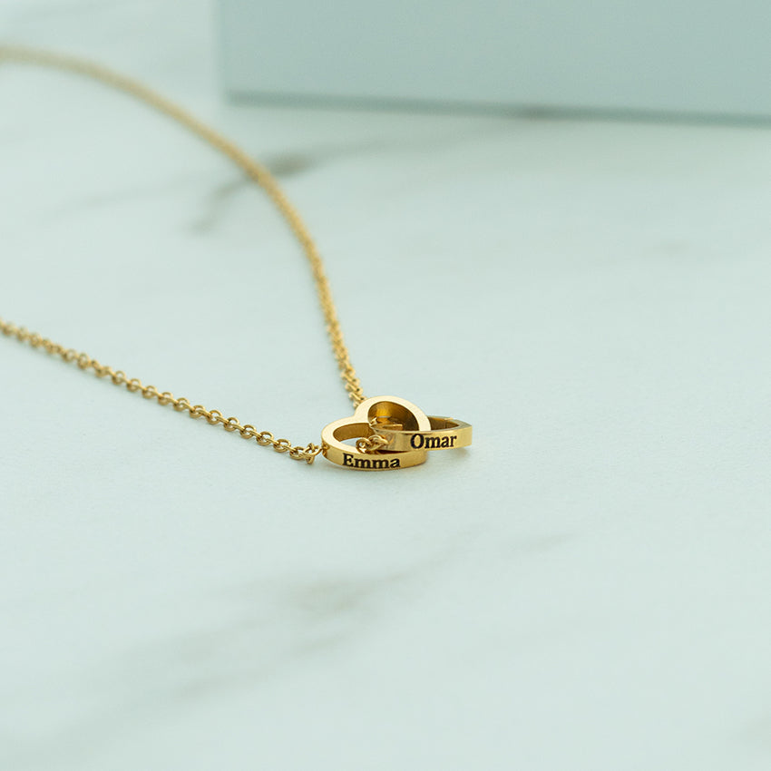 שרשרת לבבות עם חריטה זוגית וקופסאת וורד