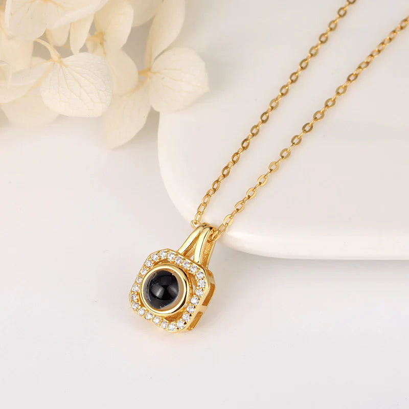 שרשרת ריבוע זרקונים עם תמונה מוצפנת