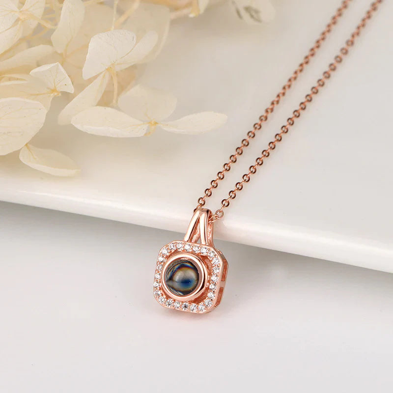 שרשרת ריבוע זרקונים עם תמונה מוצפנת