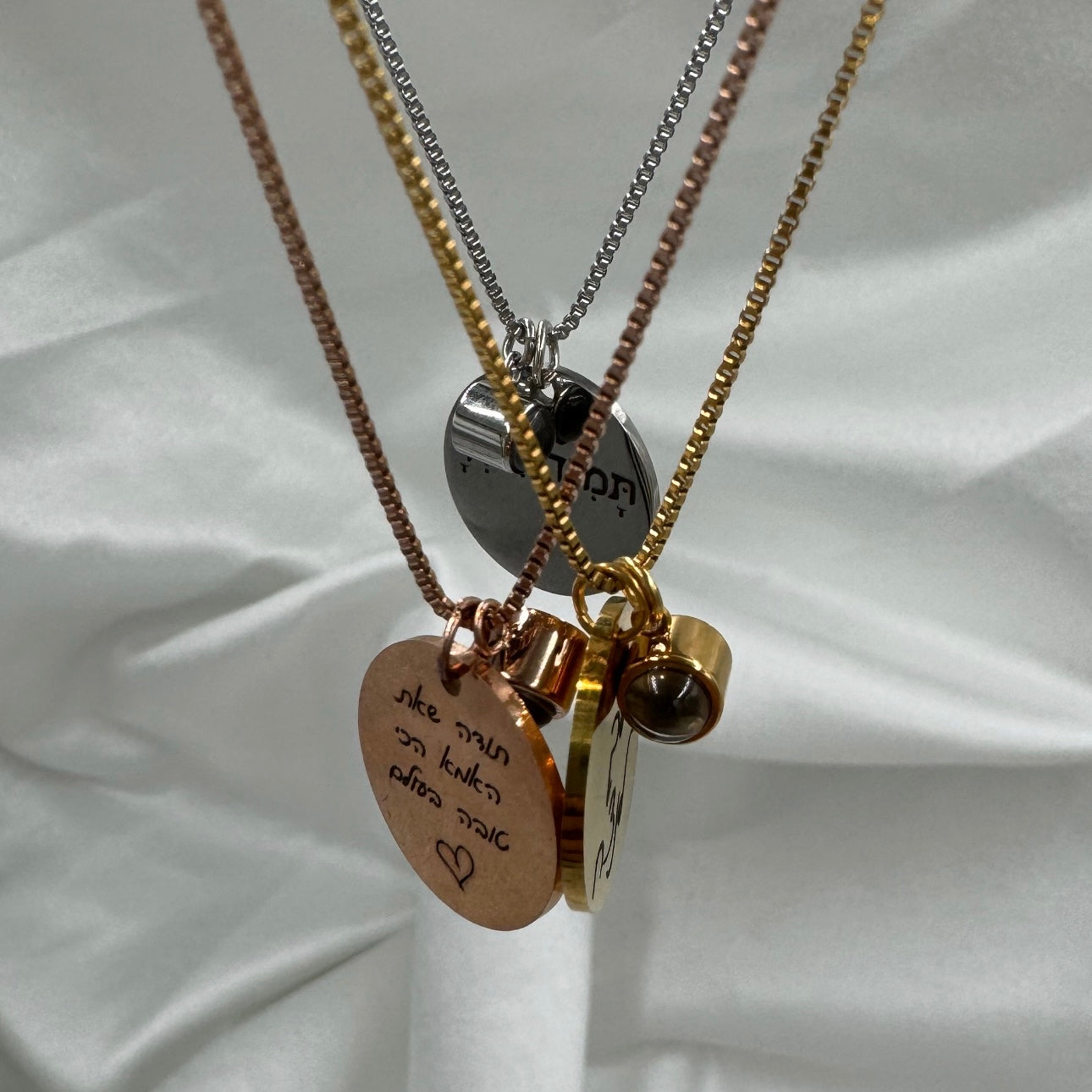 שרשרת חריטה בצירוף צ'ארם התמונה המוצפנת