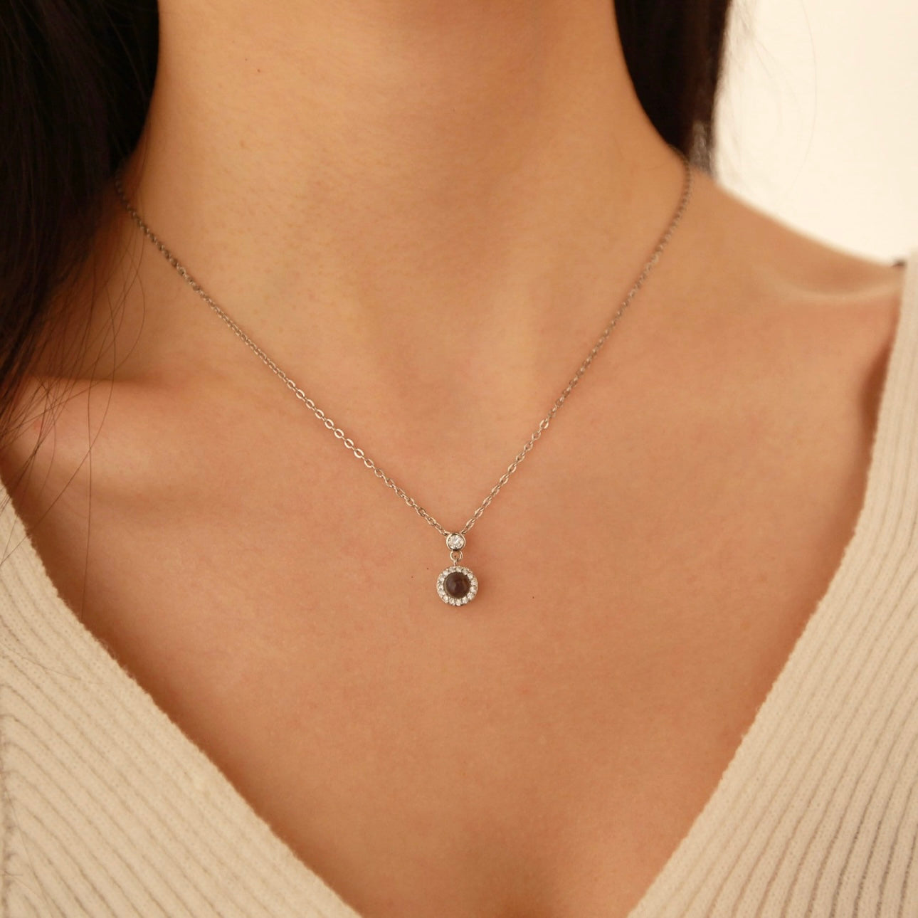 שרשרת שיבוץ זרקונים לאשה עם תמונה מוצפנת