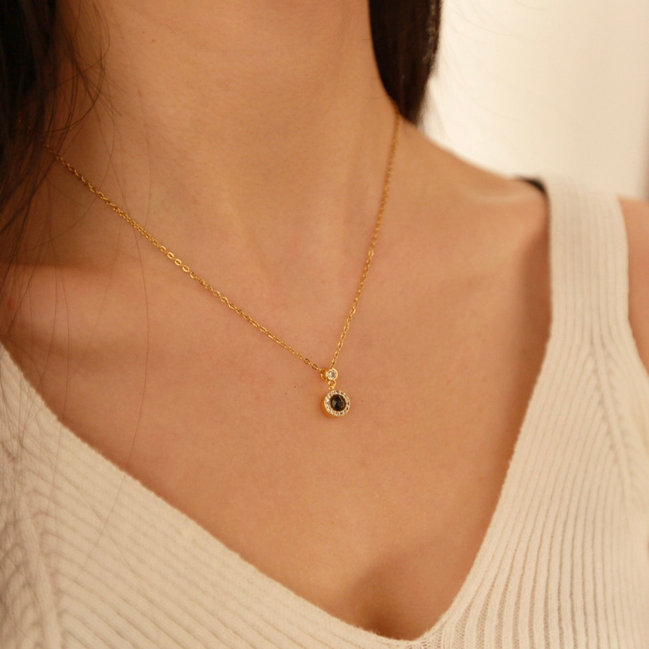 שרשרת שיבוץ זרקונים לאשה עם תמונה מוצפנת