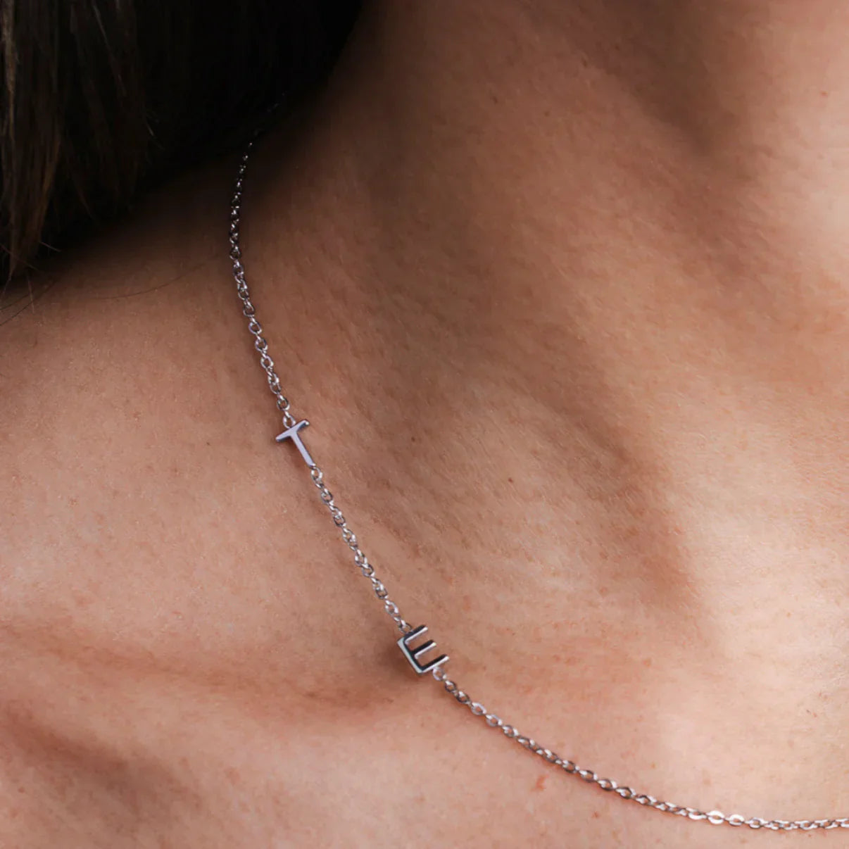 Noya | שרשרת אישית עם אותיות בצד (קנה 1 קבל 1 חינם)