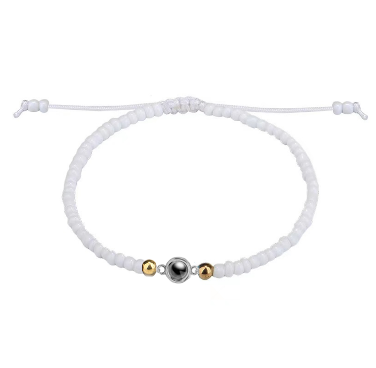 ⁨צמיד אבנים צבעוניות עם תמונה מוצפנת ⁩