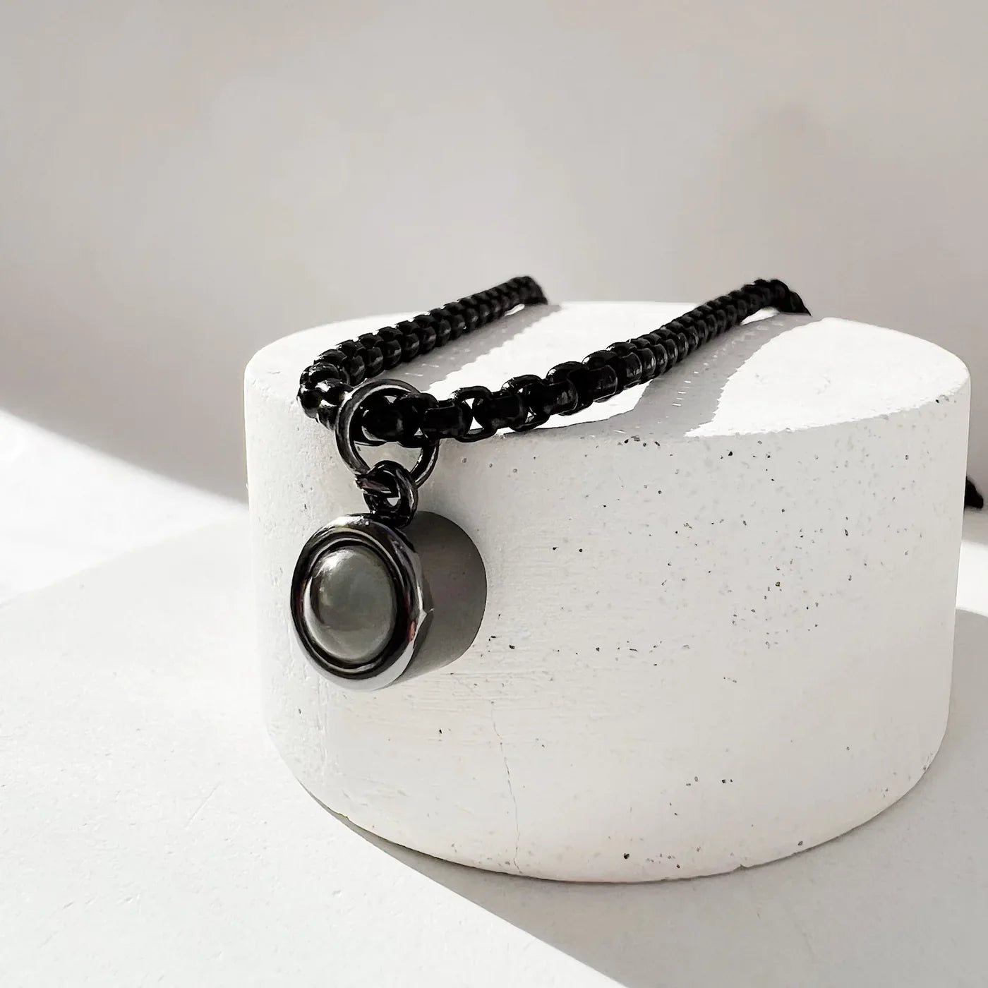 שרשרת פנינה לגבר עם תמונה מוצפנת