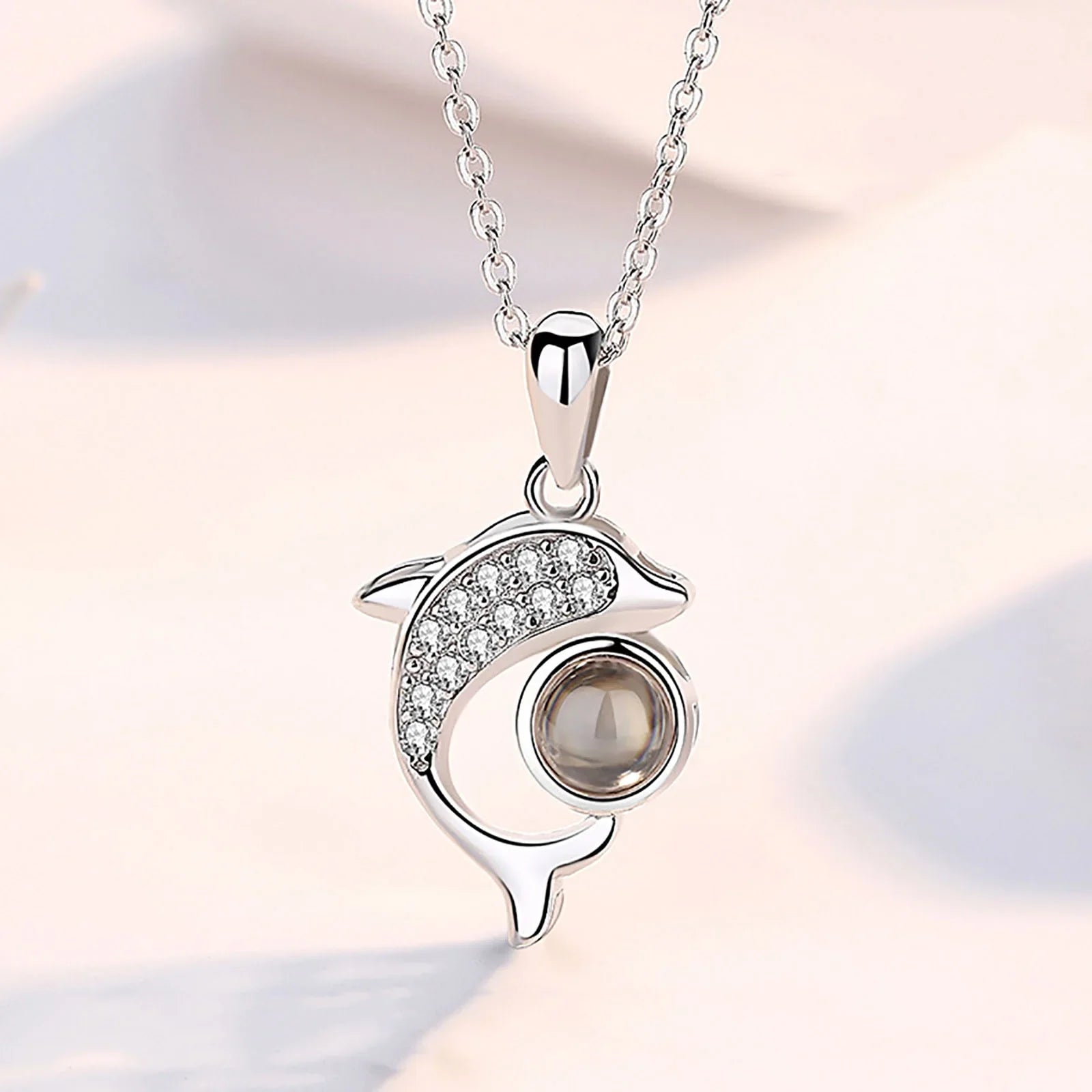 שרשרת דולפין עם תמונה מוצפנת